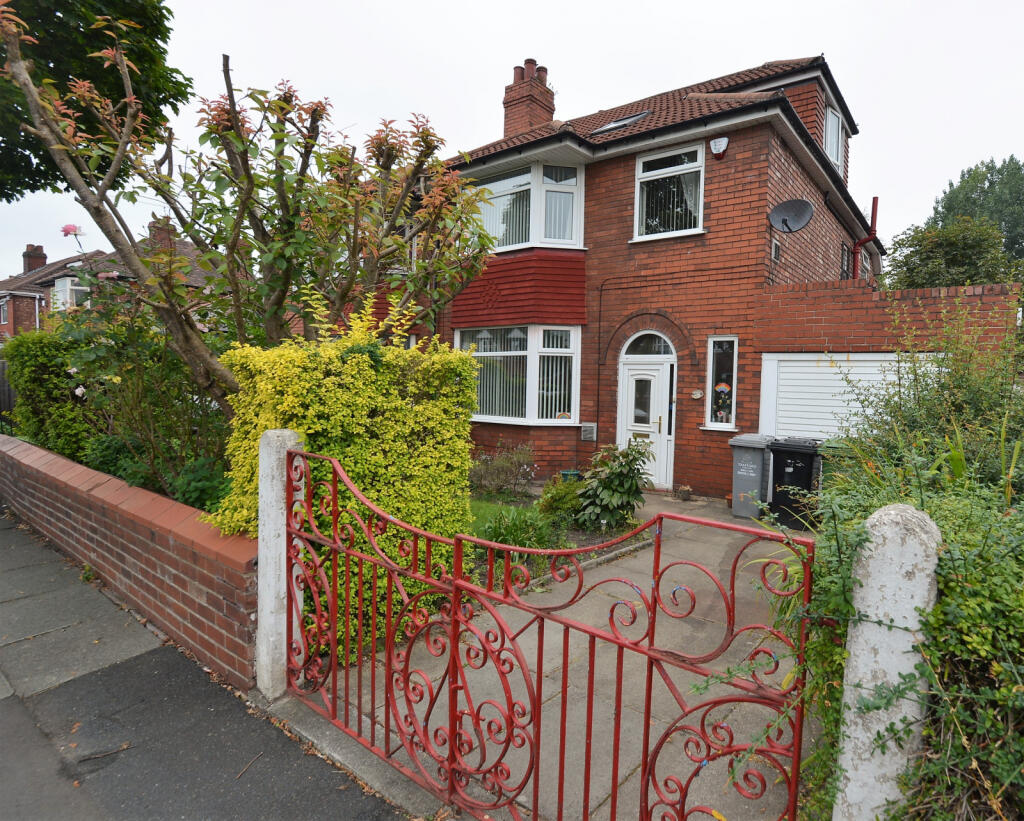 4 bedroom semidetached house for sale in Kings Road Stretford, M32 8JT