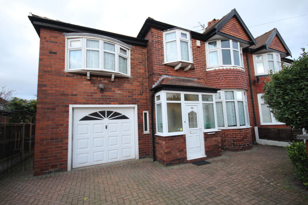 4 bedroom semidetached house for sale in Moss Park Road, Stretford, M32