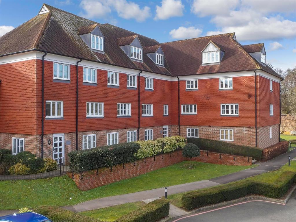 2 bedroom flat for sale in Elizabeth Drive, Banstead, Surrey, SM7