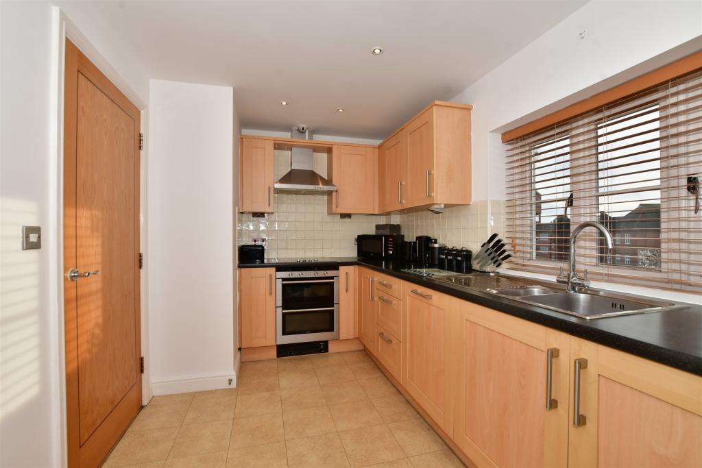2 bedroom flat for sale in Elizabeth Drive, Banstead, Surrey, SM7