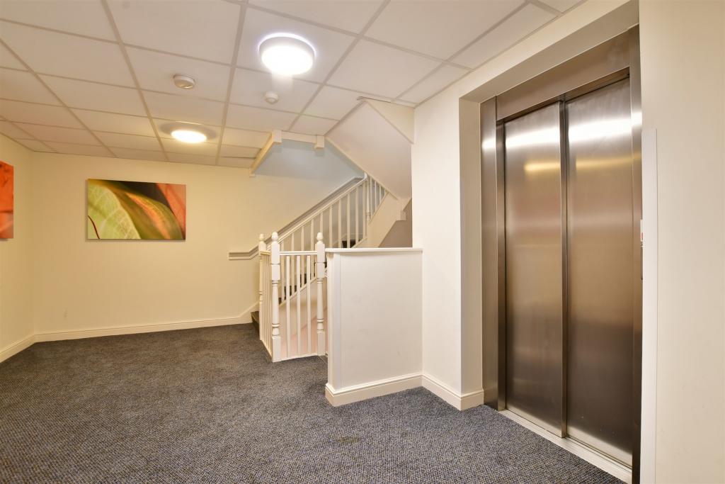 2 bedroom flat for sale in Elizabeth Drive, Banstead, Surrey, SM7