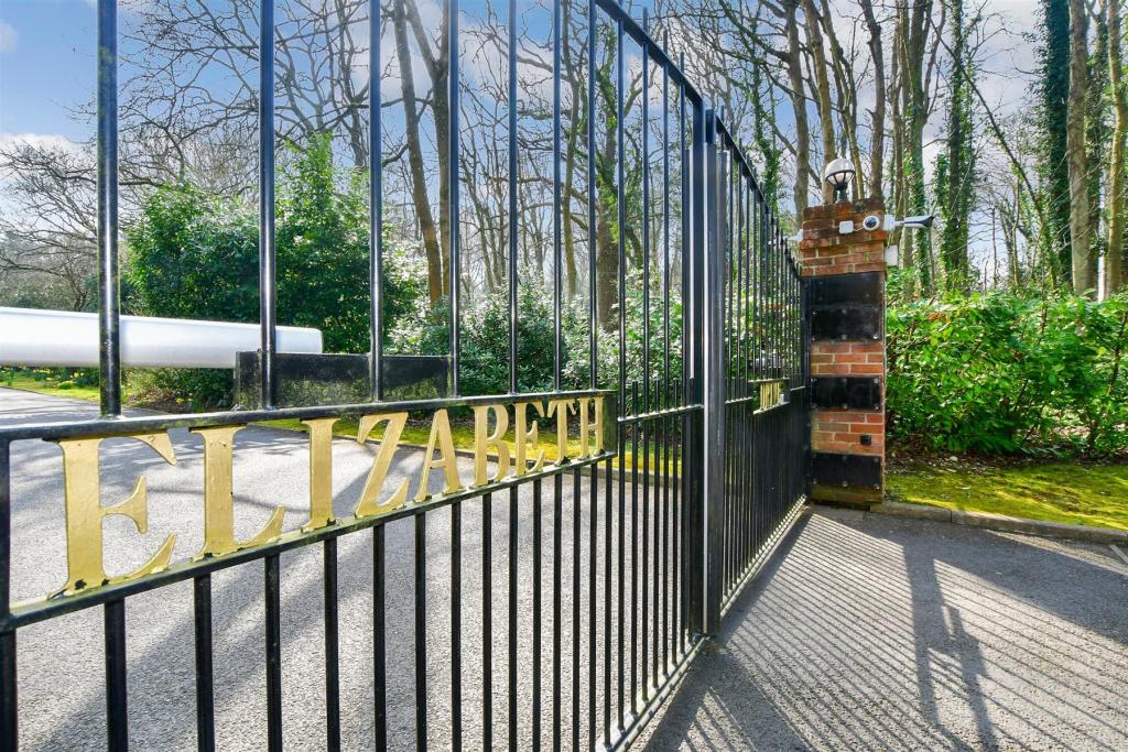 2 bedroom flat for sale in Elizabeth Drive, Banstead, Surrey, SM7