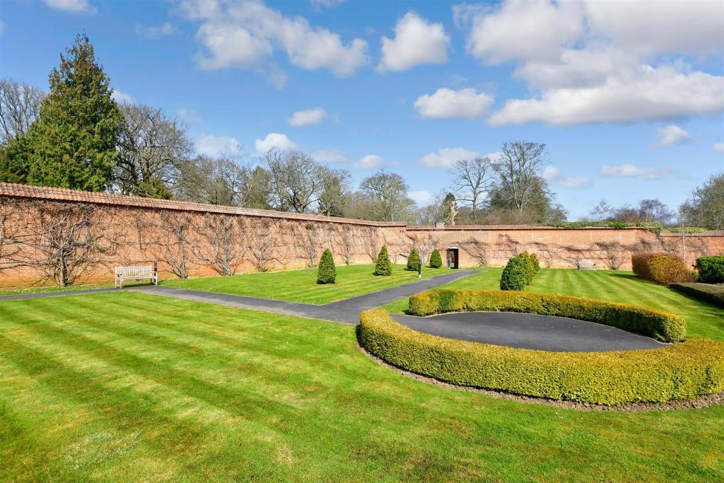 2 bedroom flat for sale in Elizabeth Drive, Banstead, Surrey, SM7