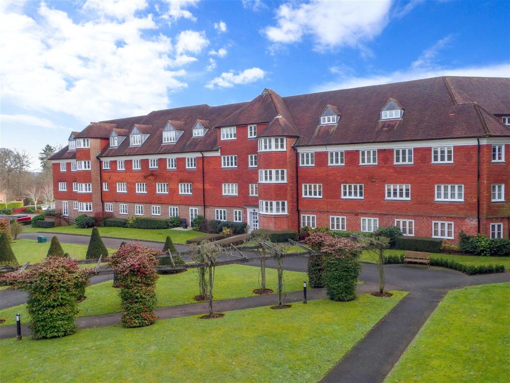2 bedroom flat for sale in Elizabeth Drive, Banstead, Surrey, SM7