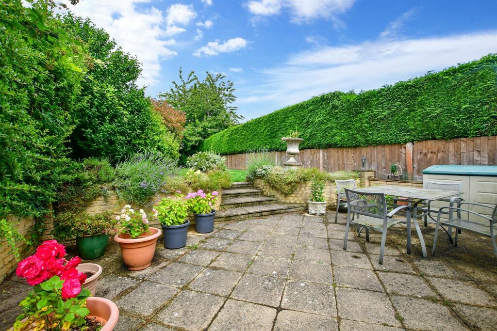 2 bedroom semidetached house for sale in Duncan Road, Tadworth, Surrey, KT20