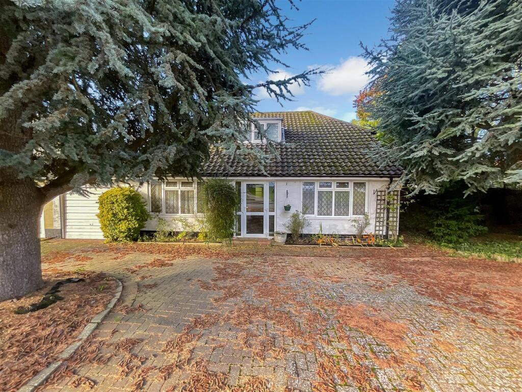 3 bedroom detached bungalow for sale in Shelley Close, Banstead, Surrey