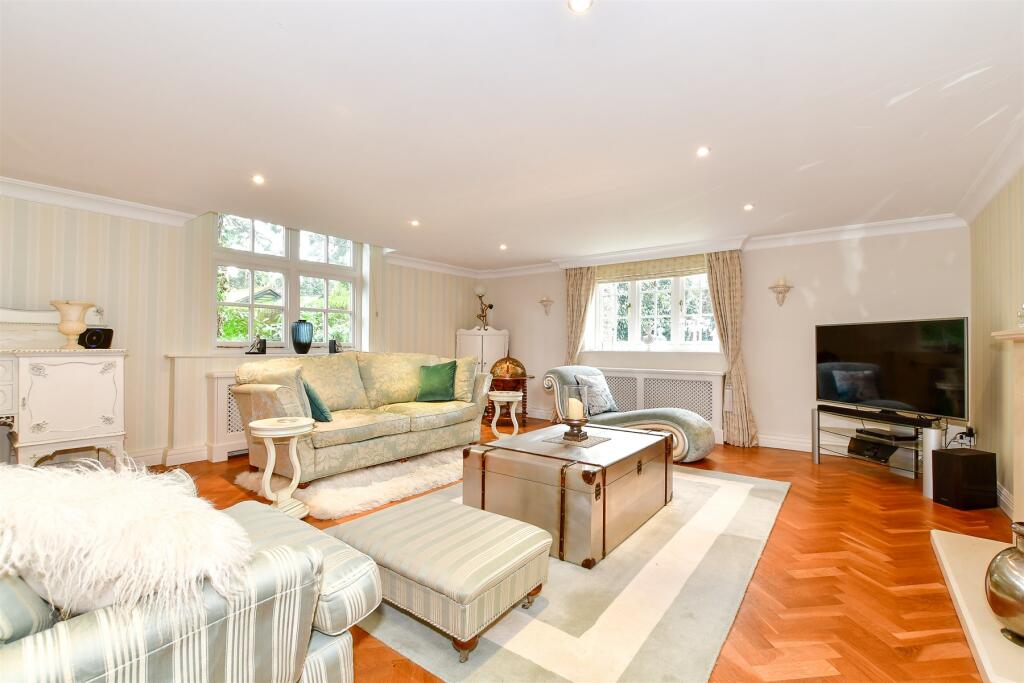 3 bedroom mews property for sale in High Road, Chipstead, Surrey, CR5