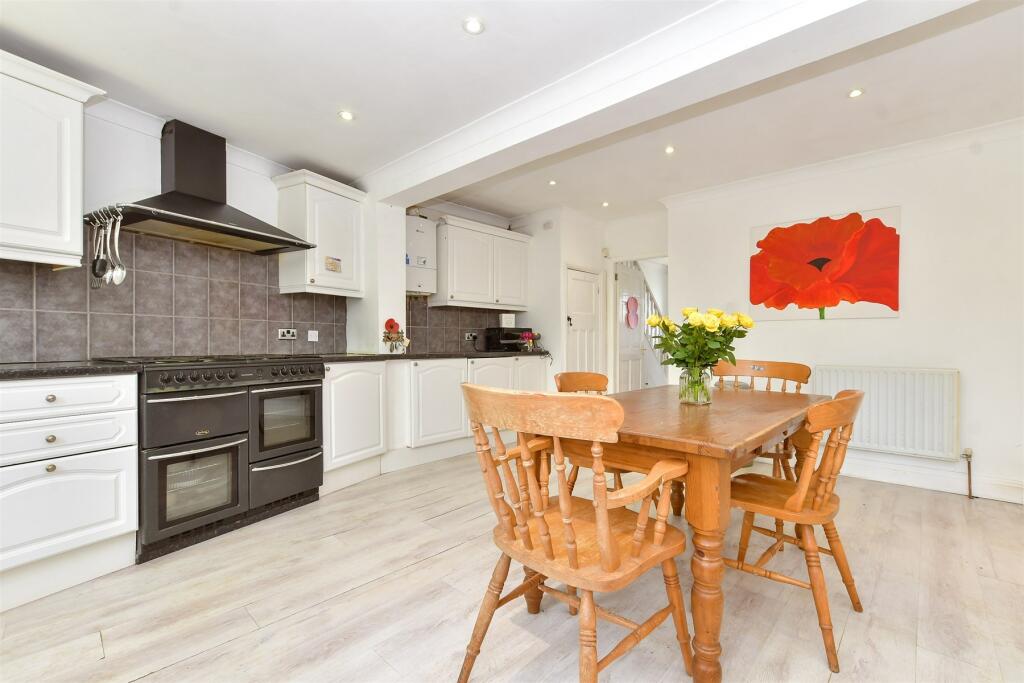 4 bedroom semidetached house for sale in Chipstead Way, Banstead