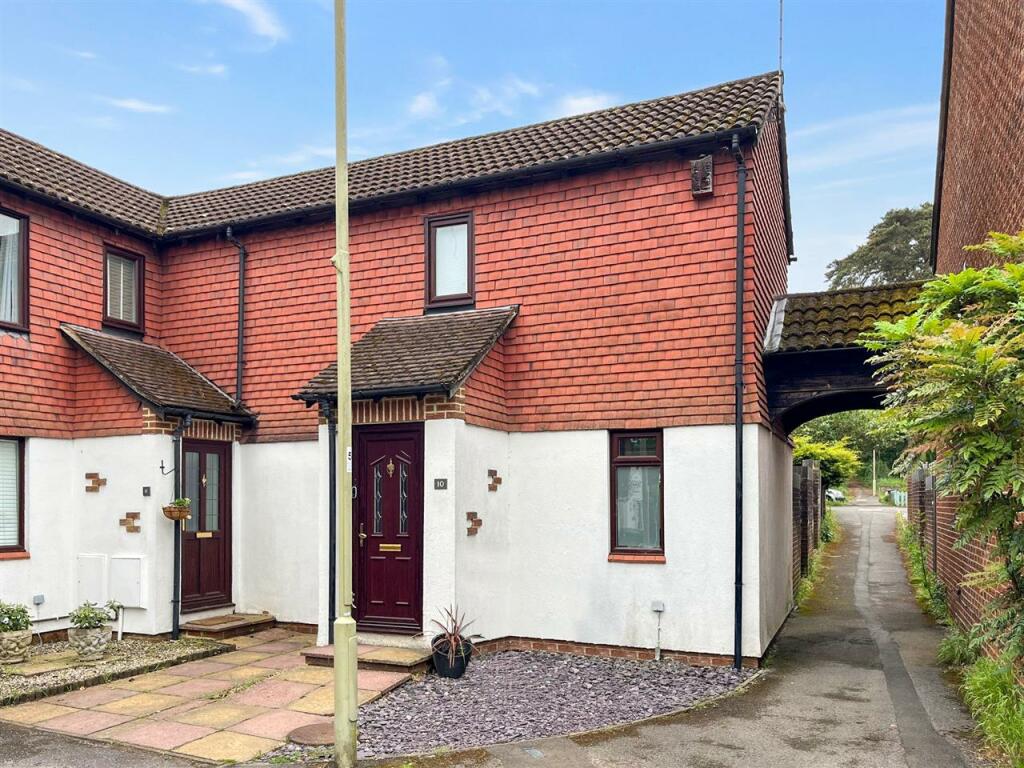 2 bedroom end of terrace house for sale in Atholl Road, Whitehill, GU35