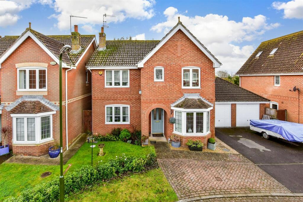 4 bedroom detached house for sale in Nicolson Close, Tangmere