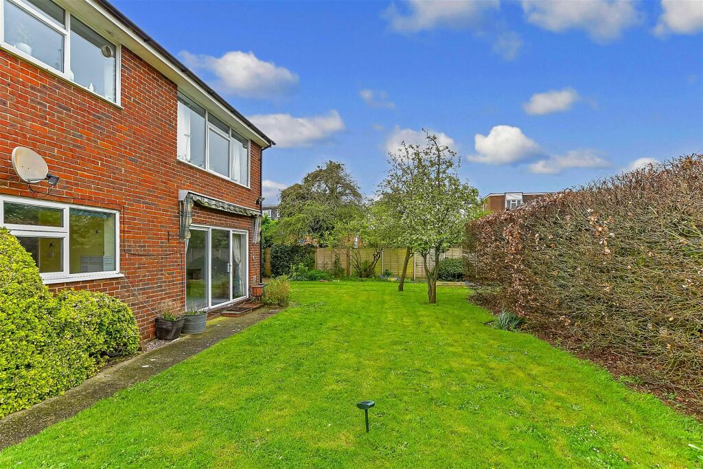 2 bedroom ground floor flat for sale in Oving Road, Chichester, West