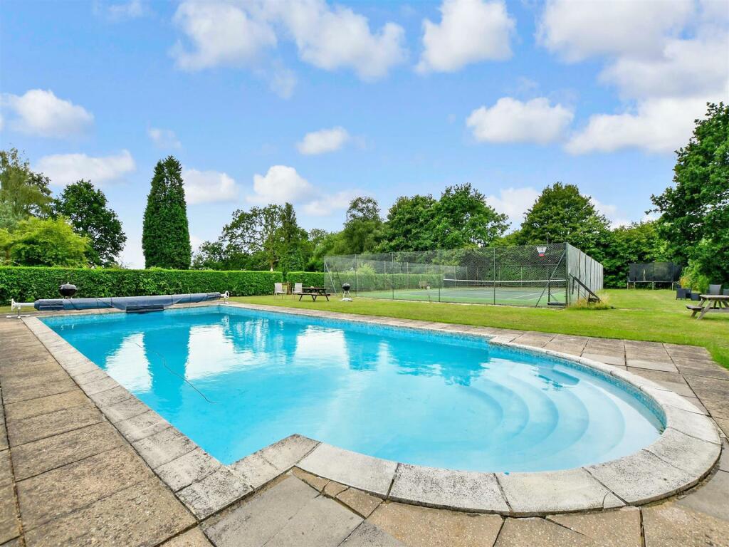 2 bedroom flat for sale in Honeywood Lane, Okewoodhill, Dorking, Surrey