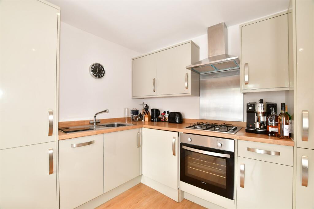 1 bedroom ground floor flat for sale in Springfield Road, Crawley, West