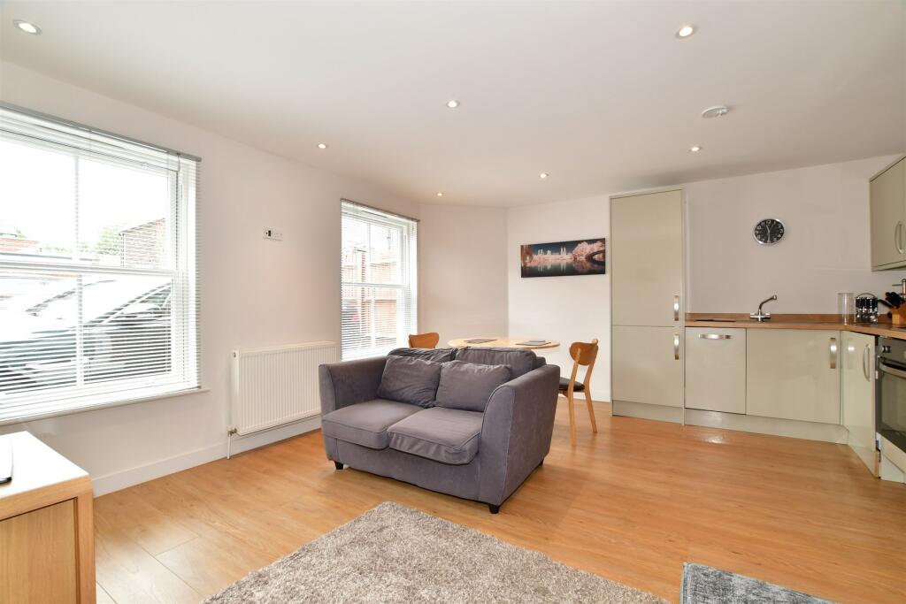 1 bedroom ground floor flat for sale in Springfield Road, Crawley, West ...