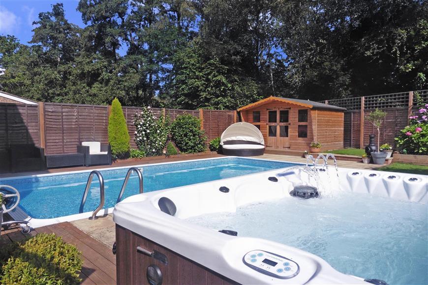 4 bedroom detached house for sale in Grattons Drive, Pound Hill