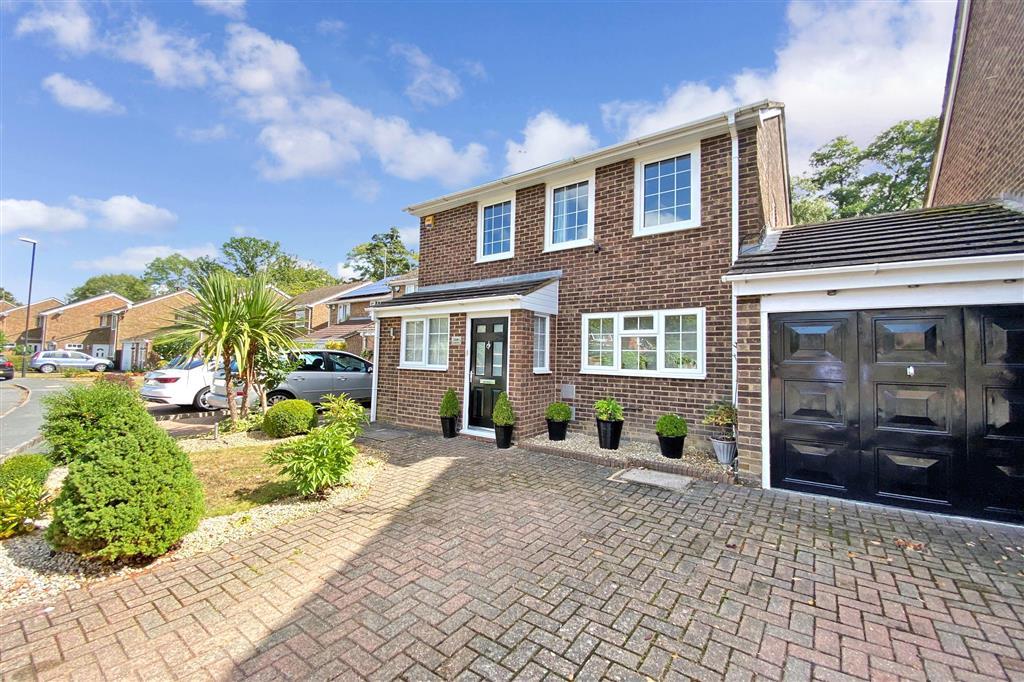 4 bedroom detached house for sale in Grattons Drive, Pound Hill