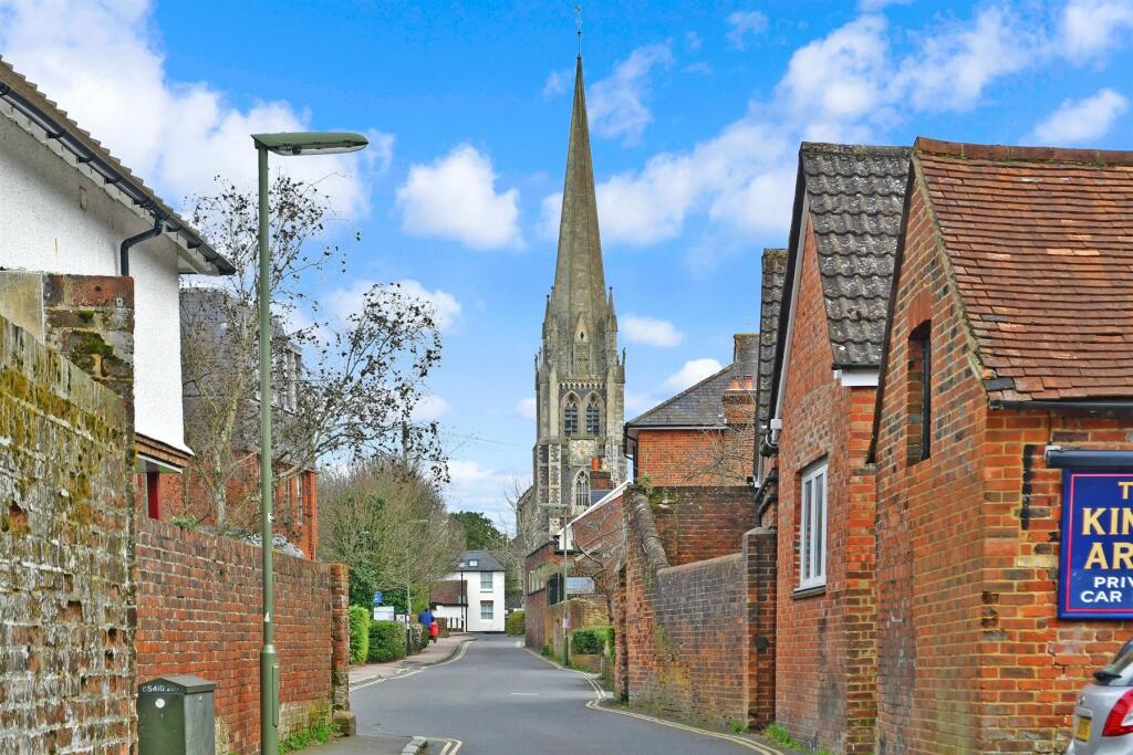 2 bedroom apartment for sale in Church Street, Dorking, Surrey, RH4