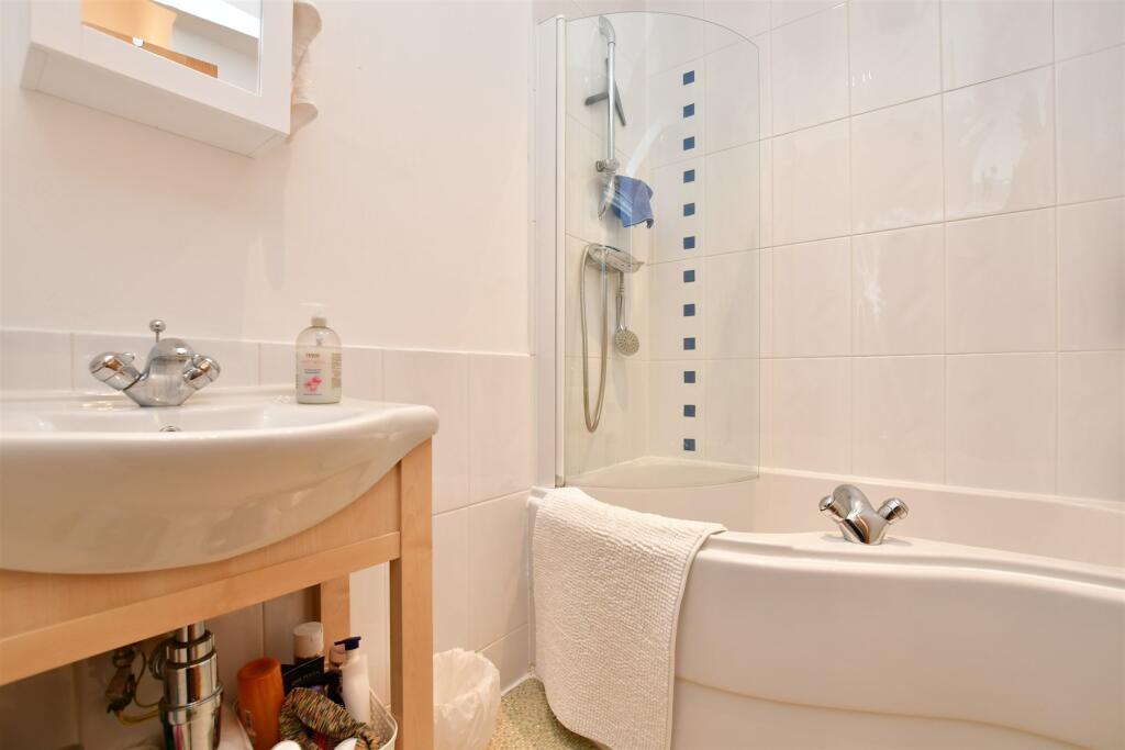 2 bedroom apartment for sale in Church Street, Dorking, Surrey, RH4