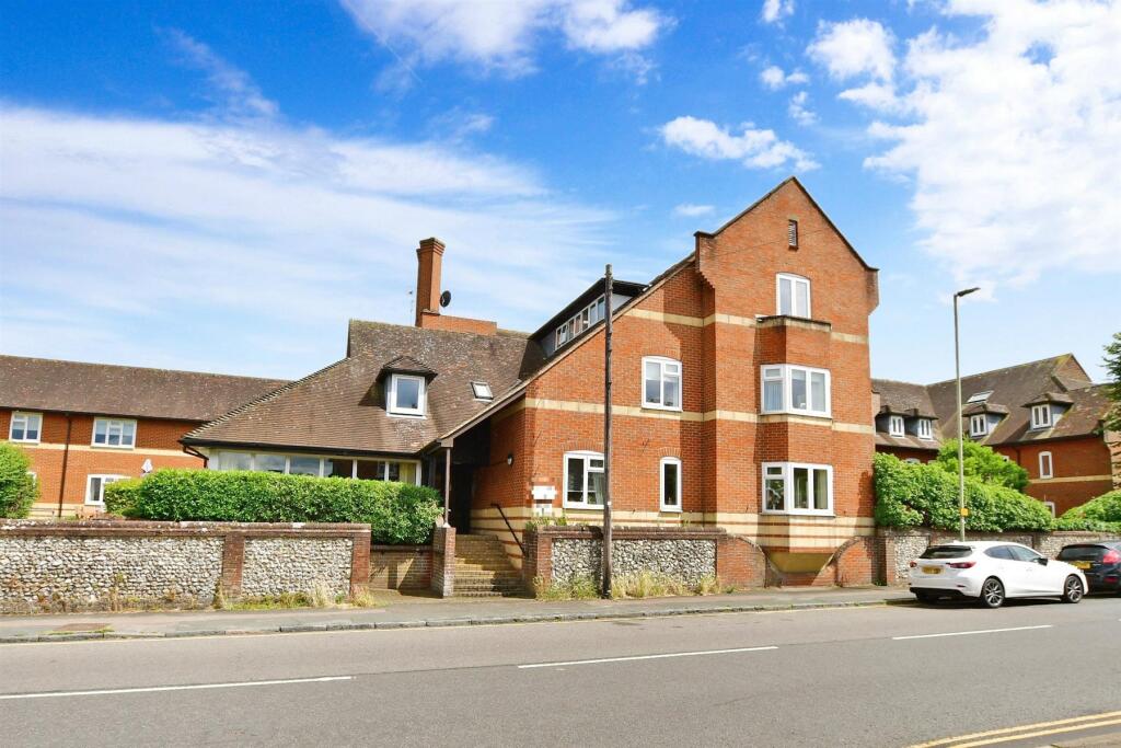 2 bedroom flat for sale in Station Road, Dorking, Surrey, RH4