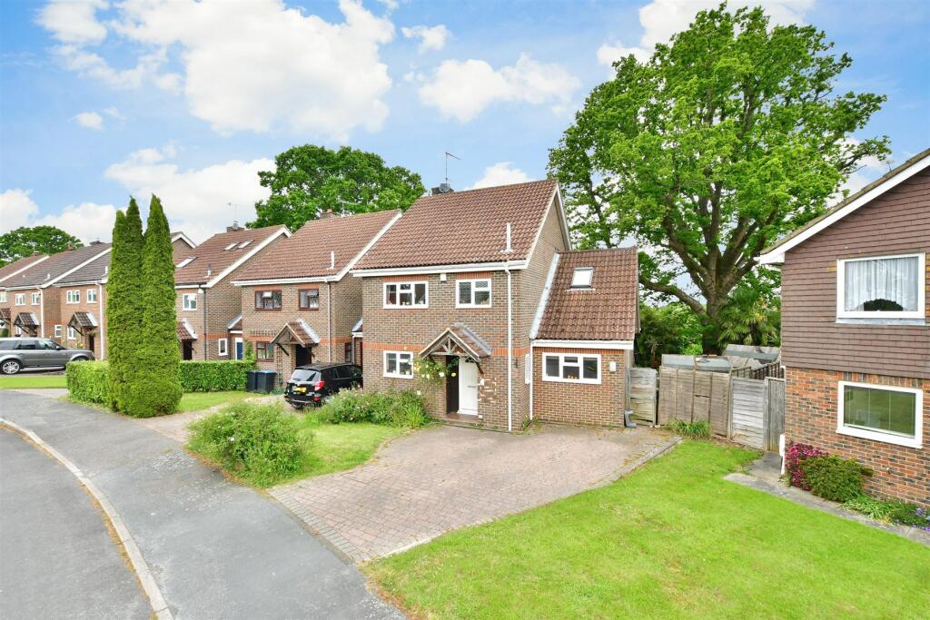 4 bedroom link detached house for sale in Hill House Close, Turners