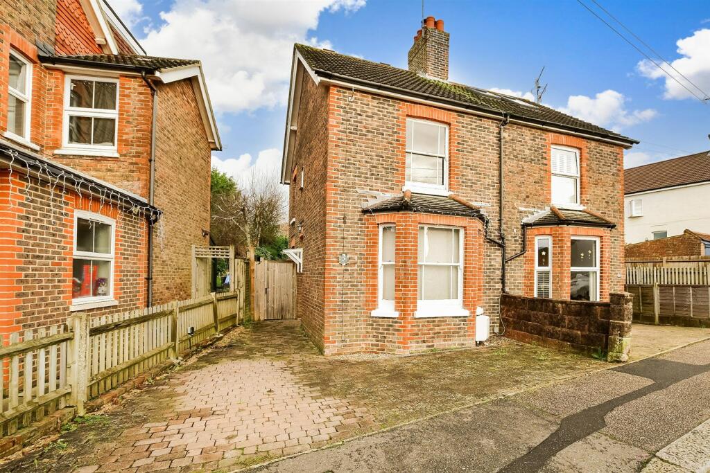 2 bedroom semidetached house for sale in Morton Road, East Grinstead