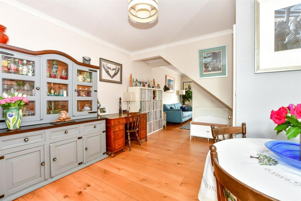 3 bedroom semidetached house for sale in Dunnings Road, East Grinstead