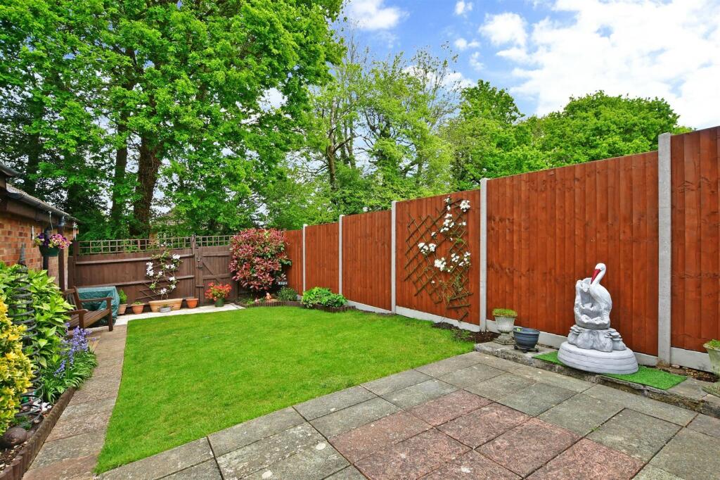 2 bedroom end of terrace house for sale in The Glades, East Grinstead