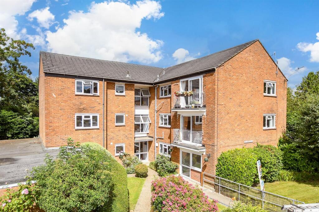 1 bedroom flat for sale in Newlands Crescent, East Grinstead, West