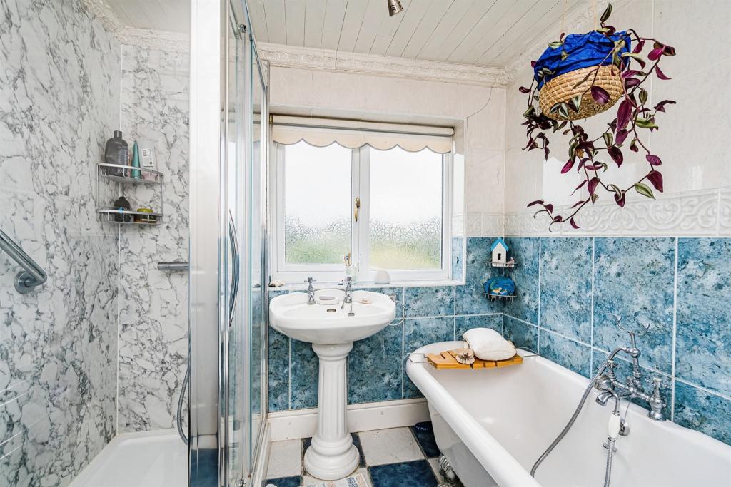 4 bedroom detached house for sale in Himley Road, Gornal Wood, Dudley, DY3