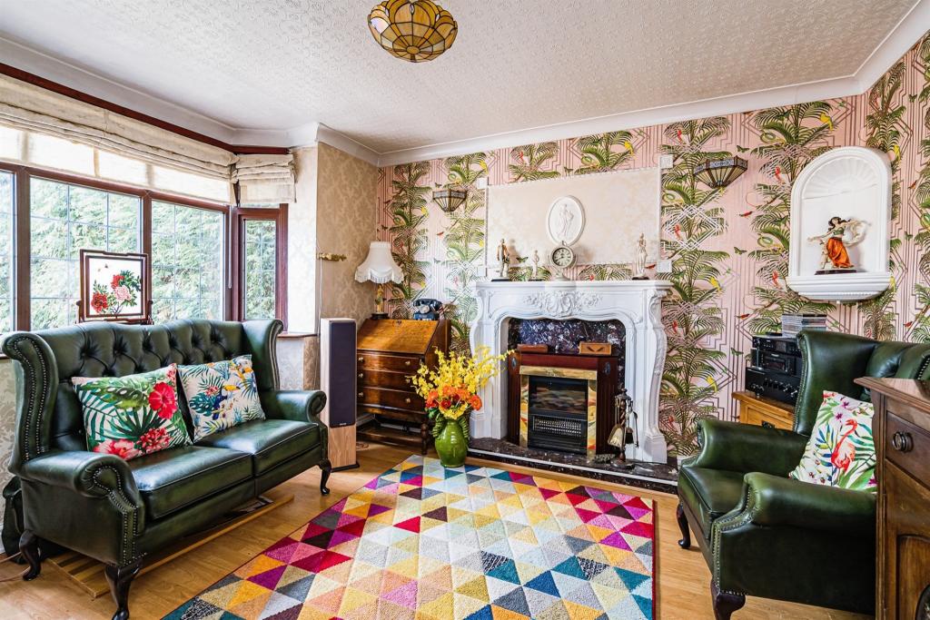 4 bedroom detached house for sale in Himley Road, Gornal Wood, Dudley, DY3