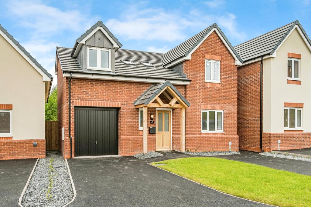 4 bedroom detached house for sale in Brick Kiln Way, Dudley, DY3