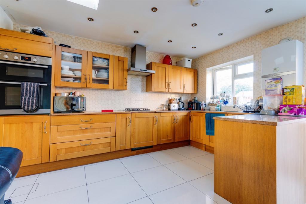 3 bedroom terraced house for sale in Garrard Road, Slough, SL2