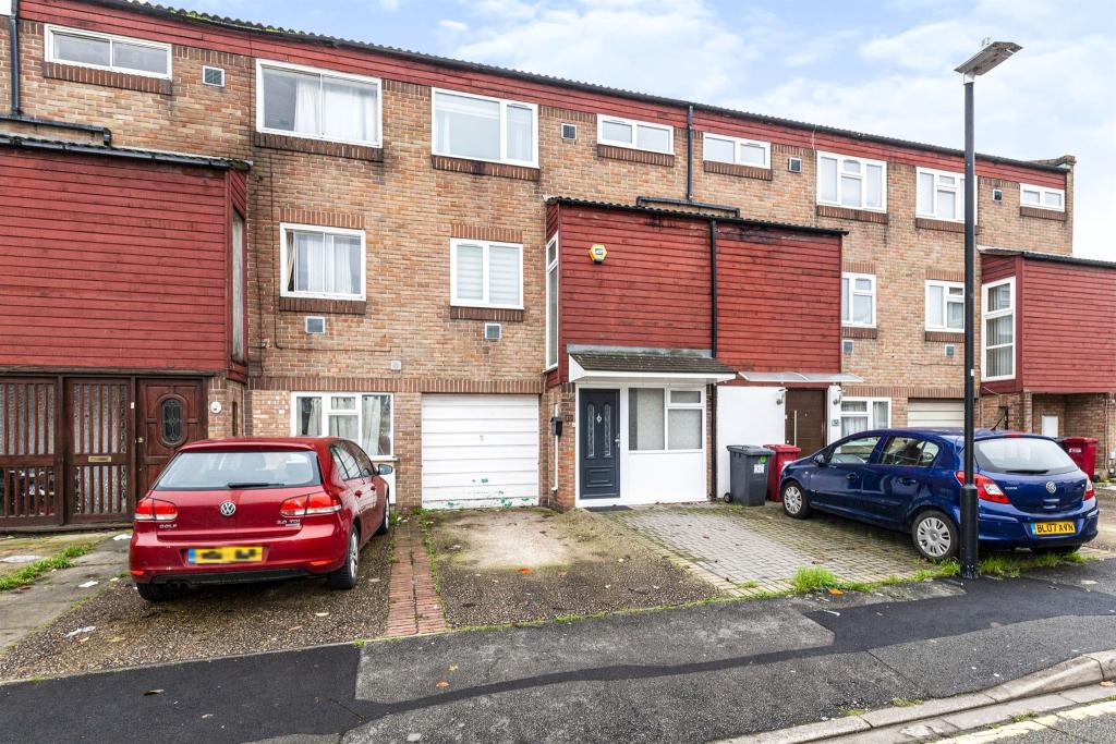 4 bedroom terraced house for sale in Stratfield Road, Slough, SL1