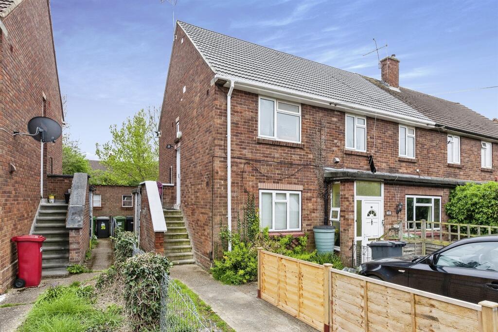 2 bedroom for sale in Thirlmere Avenue, Slough, SL1