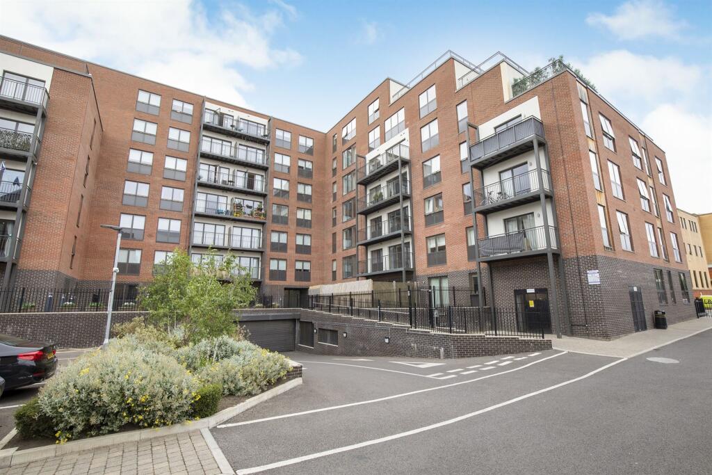 1 bedroom apartment for sale in Stoke Road, Slough, SL2