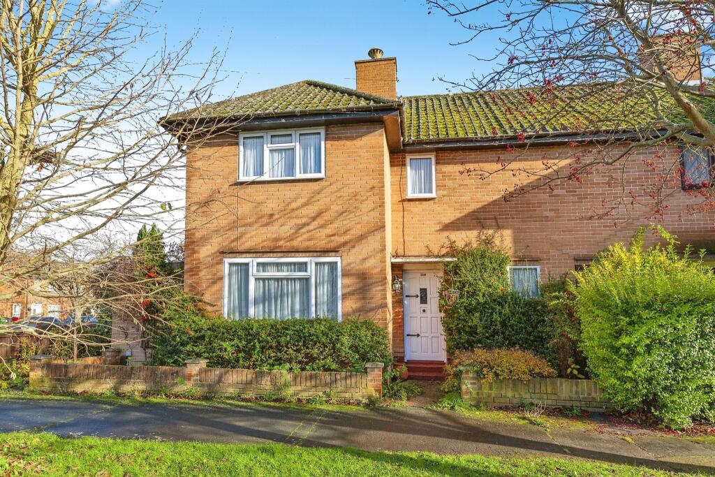 3 bedroom semidetached house for sale in Hawthorne Crescent, SLOUGH, SL1