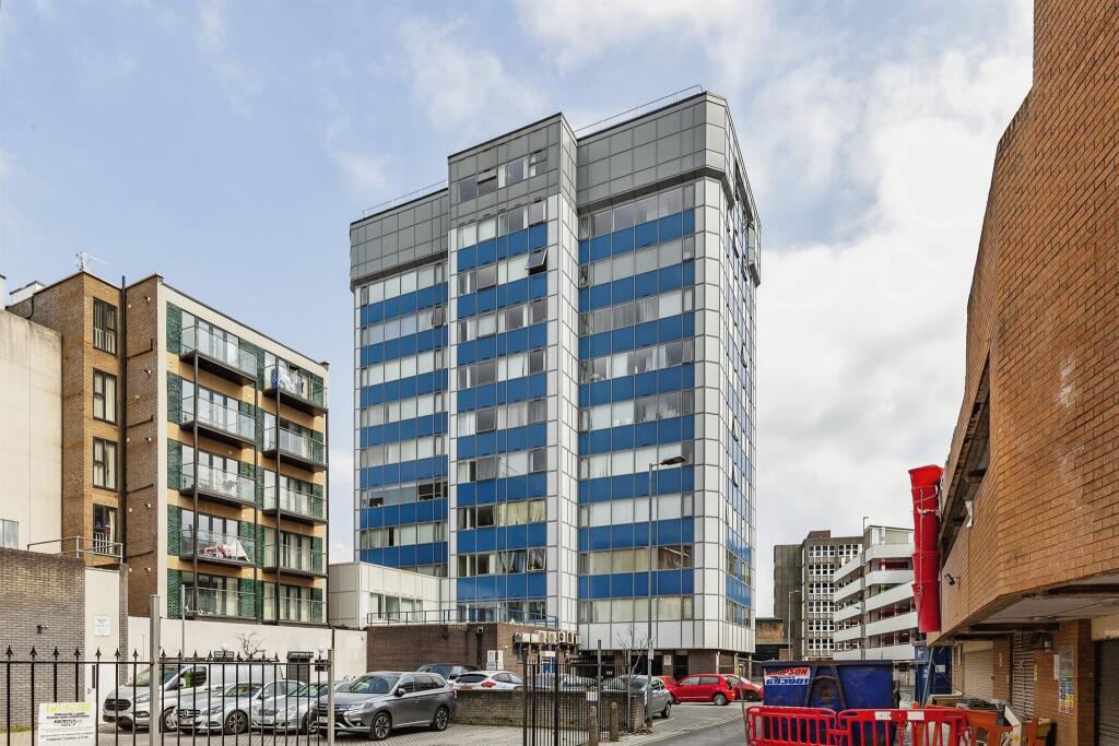 Studio flat for sale in High Street, Slough, SL1