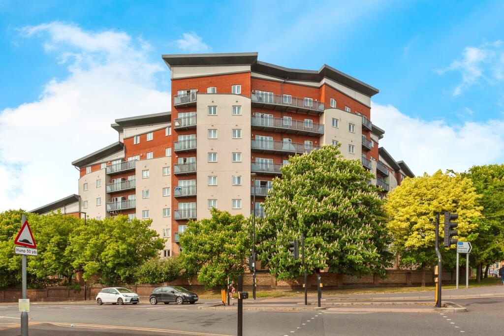 1 bedroom flat for sale in Aspects Court, Slough, SL1