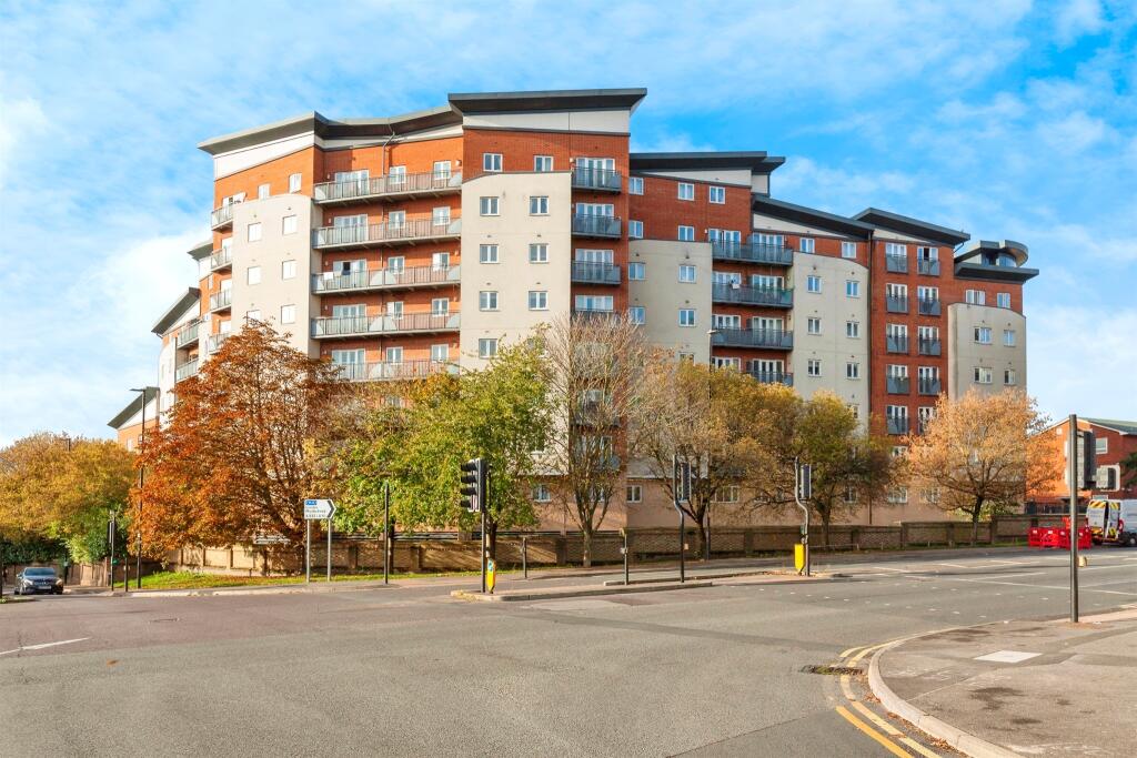 2 bedroom flat for sale in Aspects Court, Slough, SL1