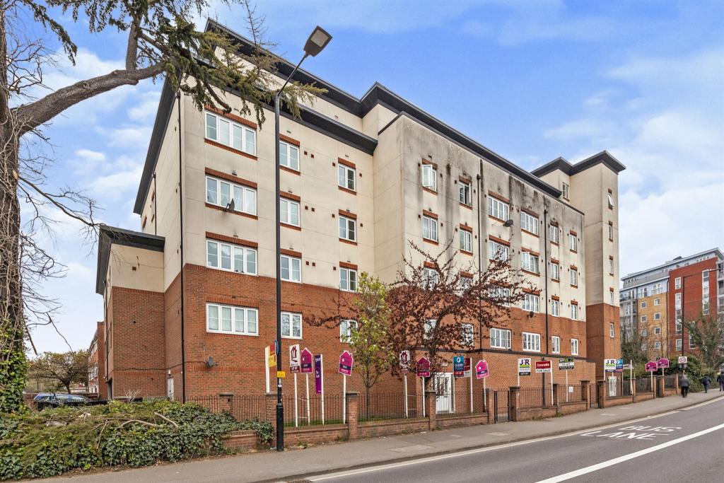2 bedroom flat for sale in Bath Road, Slough, SL1