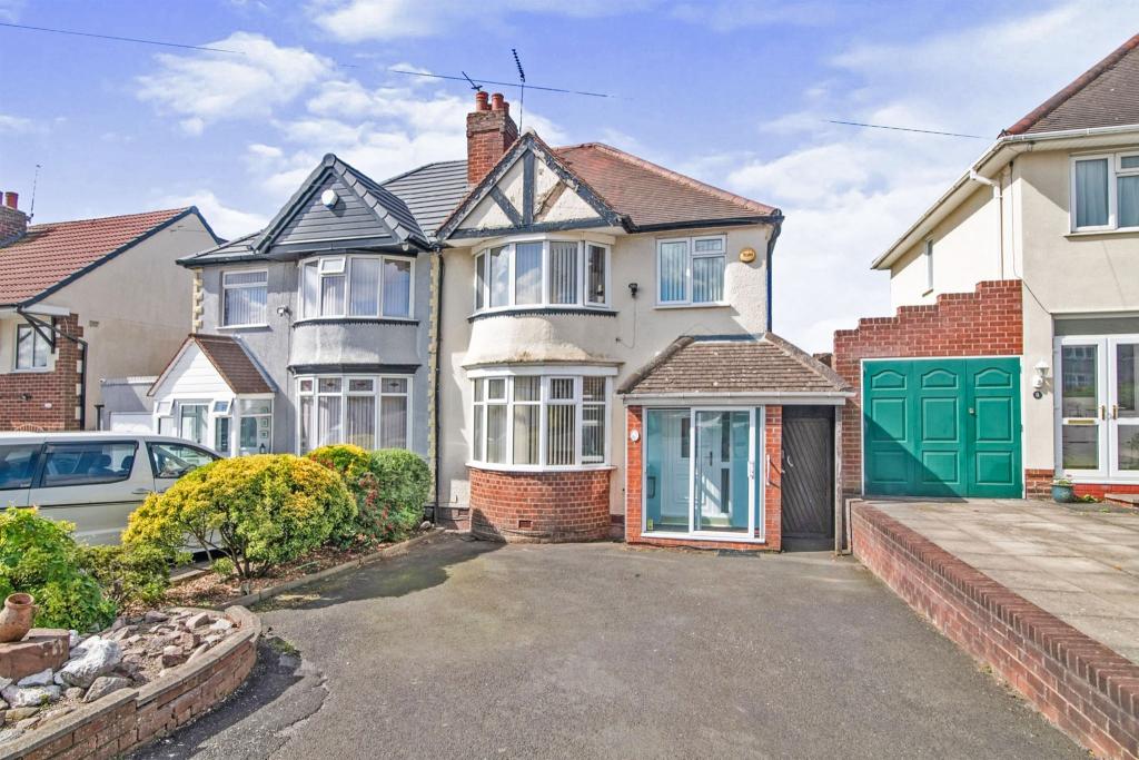 3 bedroom semidetached house for sale in Park Avenue, Rowley Regis, B65