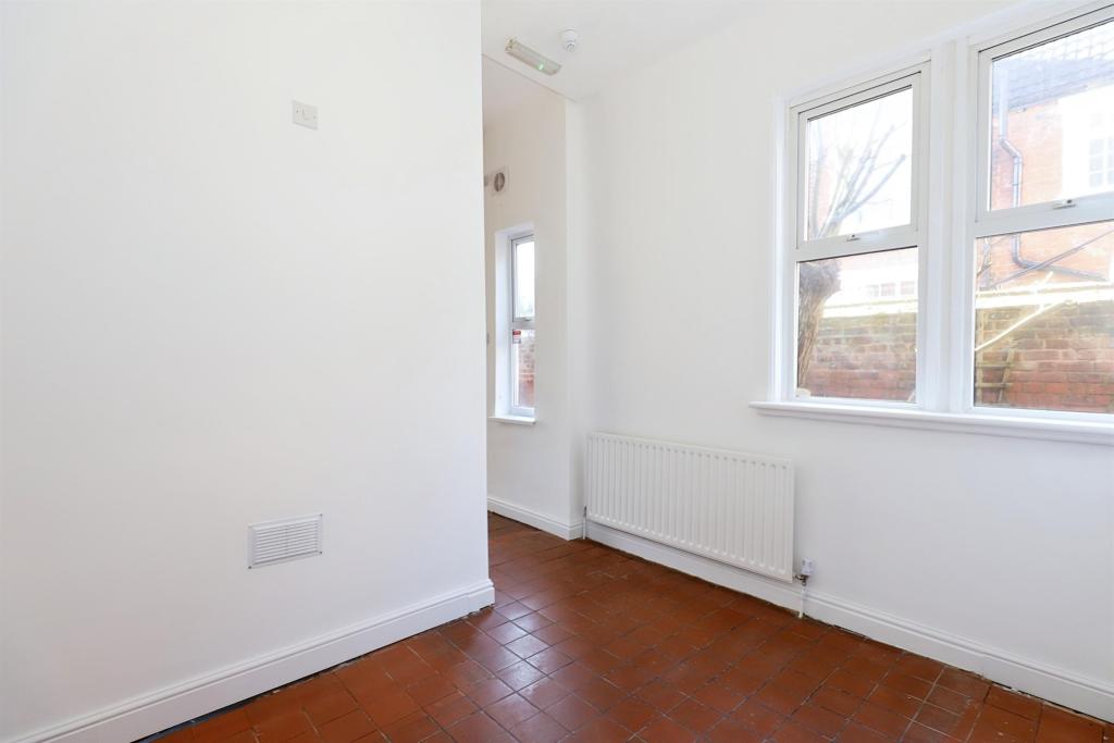 3 bedroom semidetached house for sale in Oaks Crescent, Chapel Ash