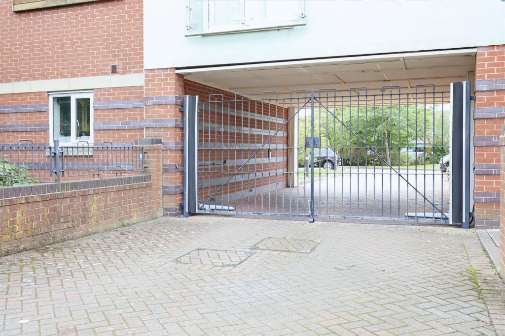 2 bedroom ground floor flat for sale in Willenhall Road, Wolverhampton, WV1