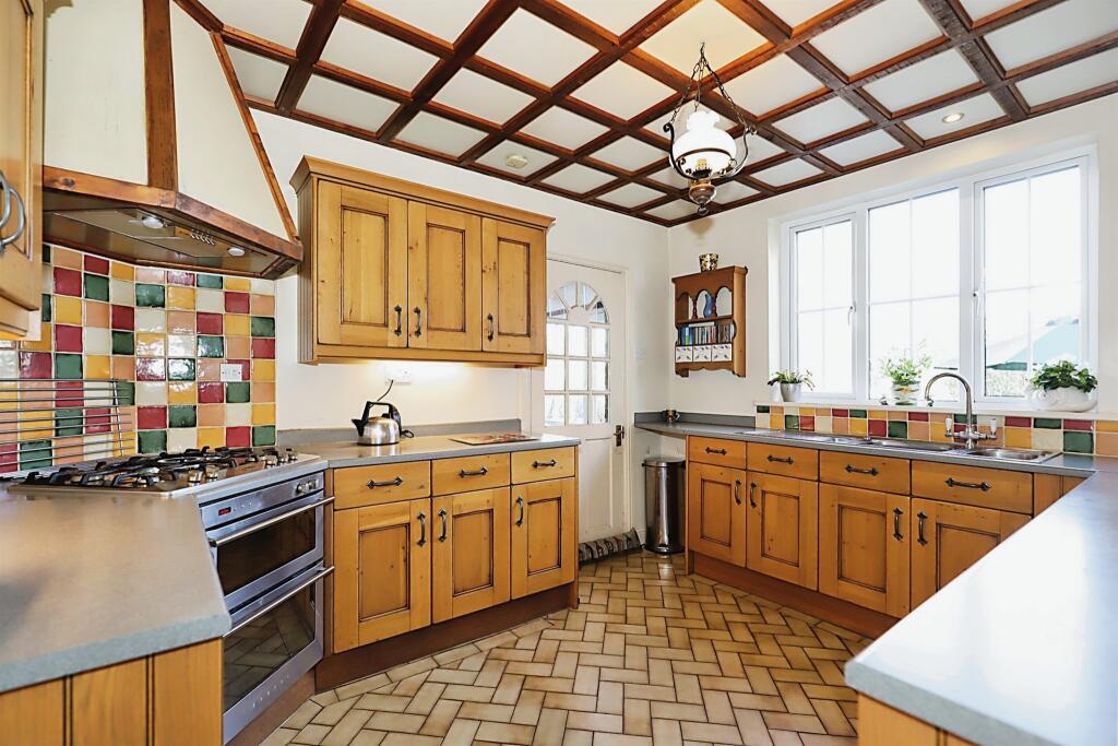 4 bedroom semidetached house for sale in Prestwood Road, Wednesfield