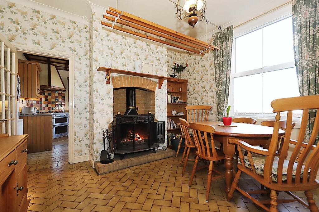 4 bedroom semidetached house for sale in Prestwood Road, Wednesfield