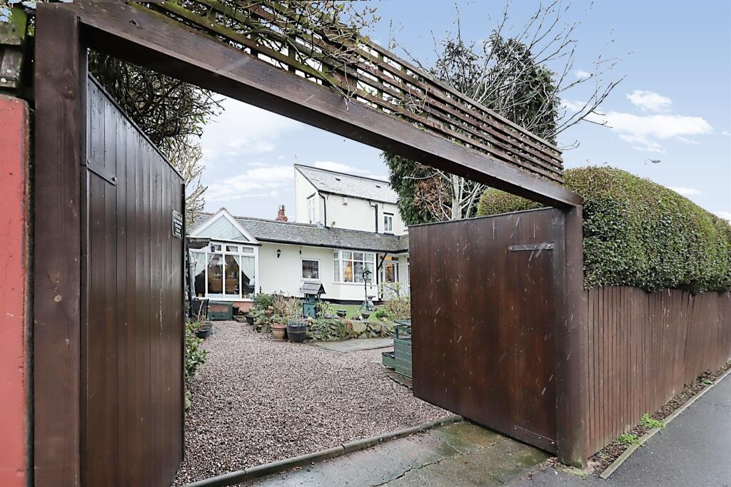 3 bedroom detached house for sale in Prestwood Road West, Wednesfield