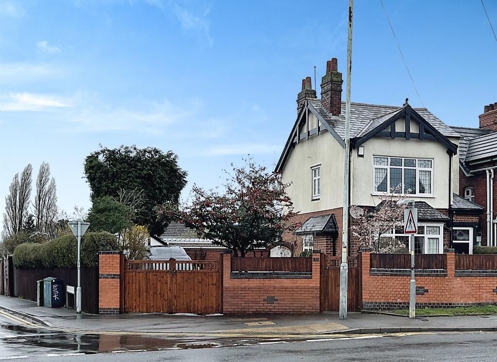 3 bedroom detached house for sale in Prestwood Road West, Wednesfield