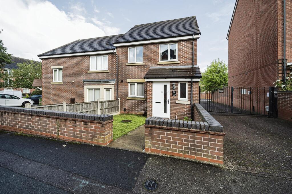 3 bedroom end of terrace house for sale in Millport Road, Monmore