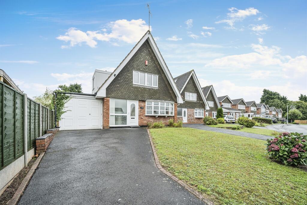 3 bedroom detached house for sale in Cherrington Gardens, Compton