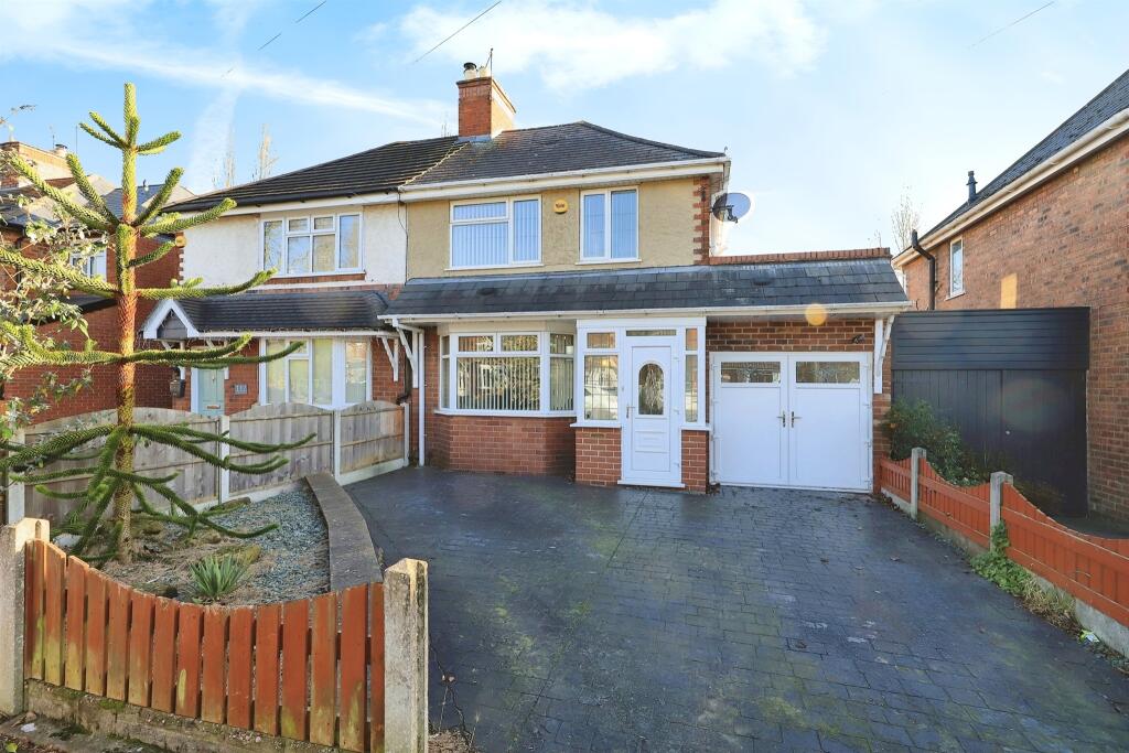 3 bedroom semidetached house for sale in Newbolds Road, Wednesfield